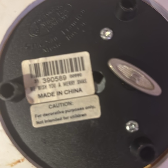 Beautiful Christmas snow globe plays music welcome to my garden edition - Picture 3 of 4